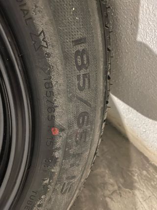 Rueda nueva de coche con llanta