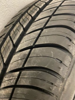 Rueda nueva de coche con llanta