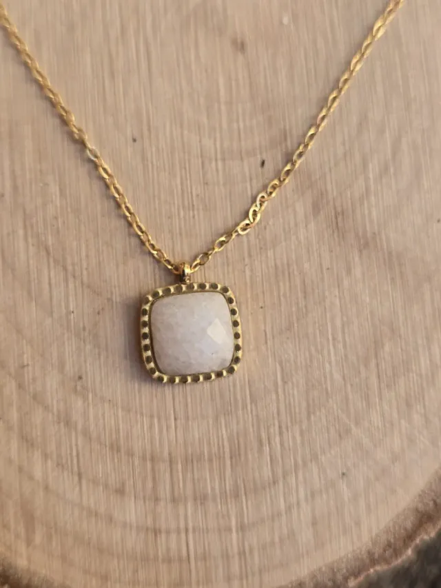 Collar con colgante piedra rosa