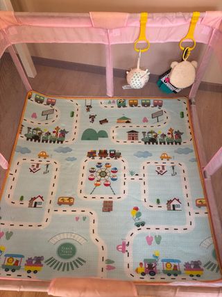 Parque infantil para bebé con alfombra