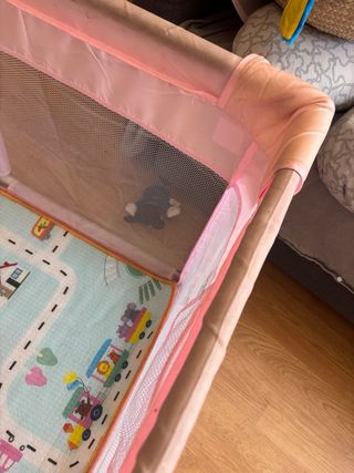Parque infantil para bebé con alfombra