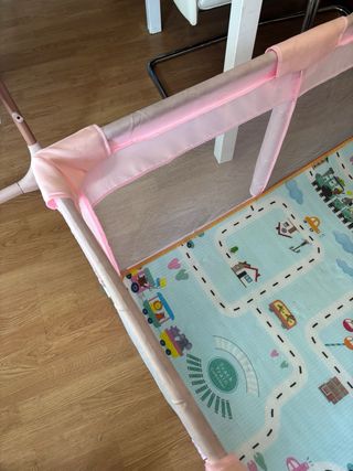 Parque infantil para bebé con alfombra