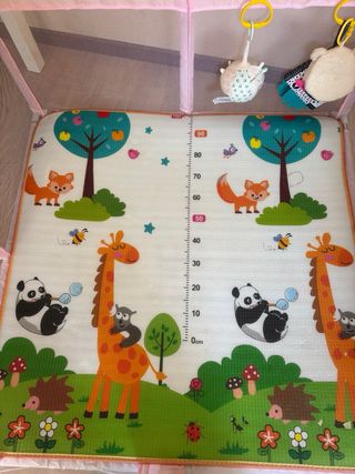 Parque infantil para bebé con alfombra