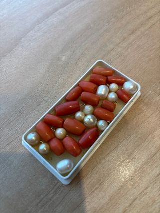 Cuentas de coral y perlas naturales