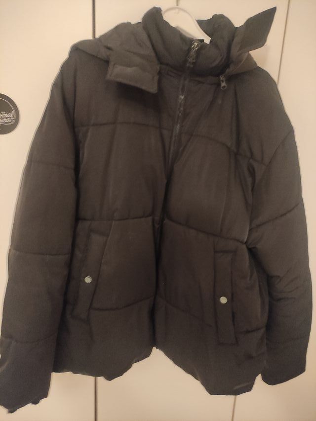 Anorak negro con capucha