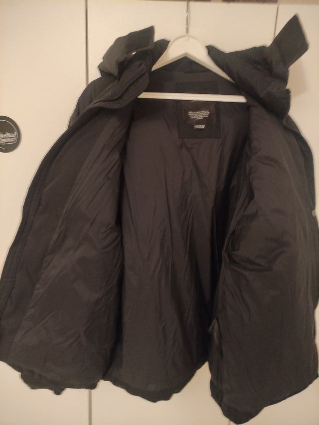 Anorak negro con capucha