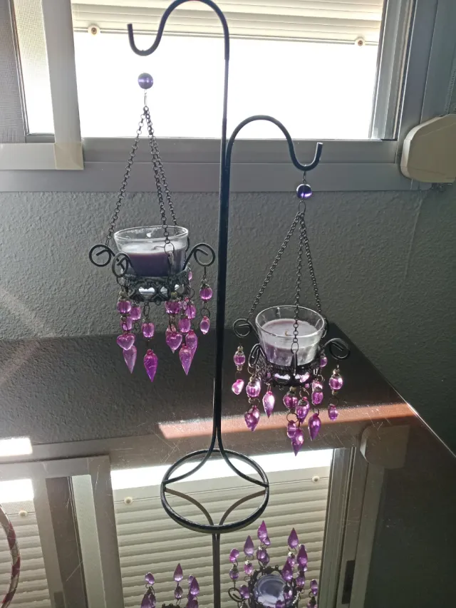 Candelabro colgante con cuentas moradas