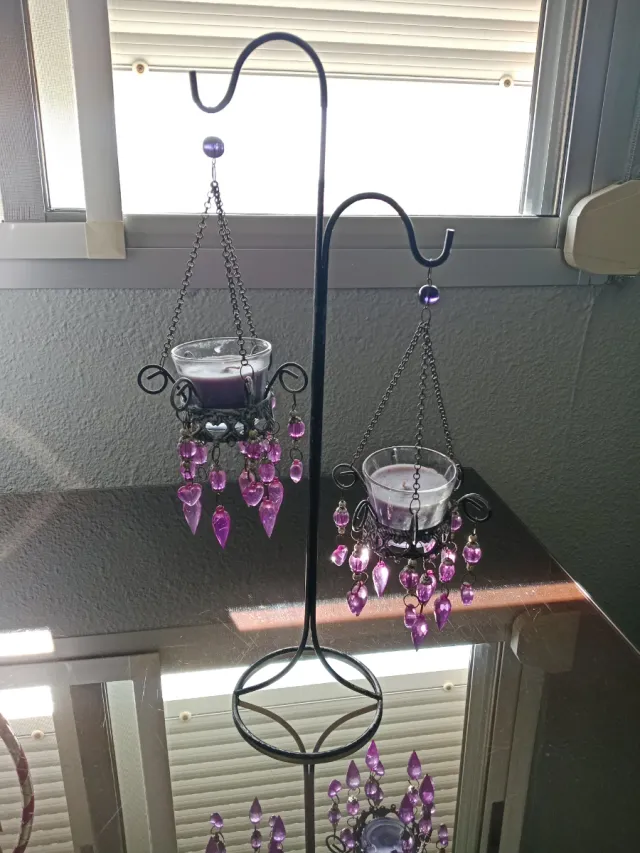 Candelabro colgante con cuentas moradas