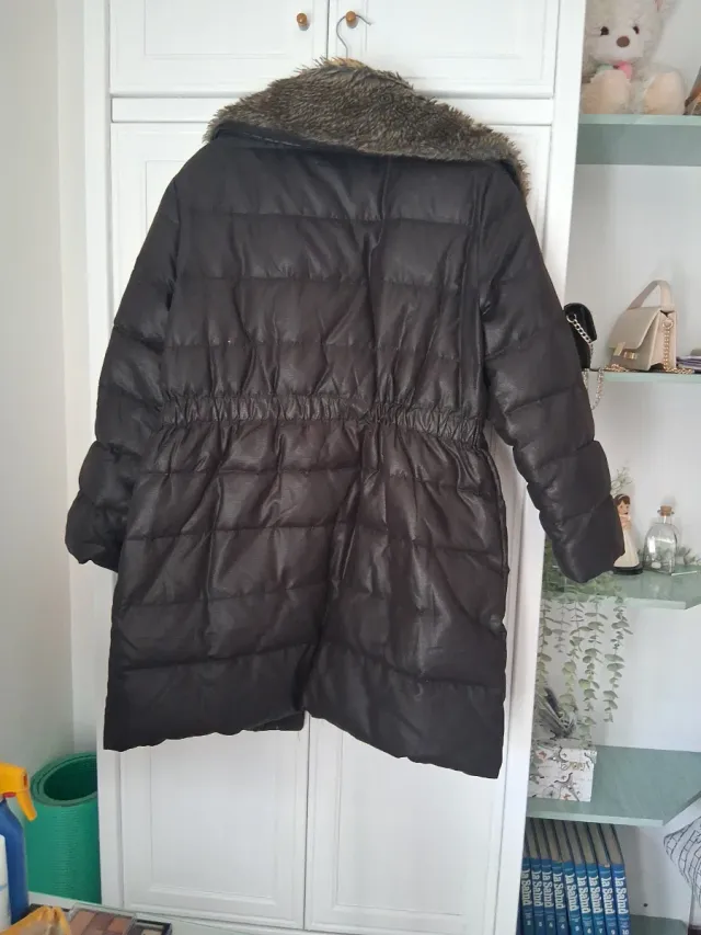 Abrigo negro acolchado con cuello de pelo