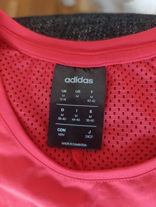 Camiseta deportiva Adidas roja y negra