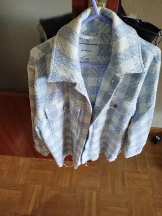 Cazadora Stradivarius cuadros azul y blanco Talla 