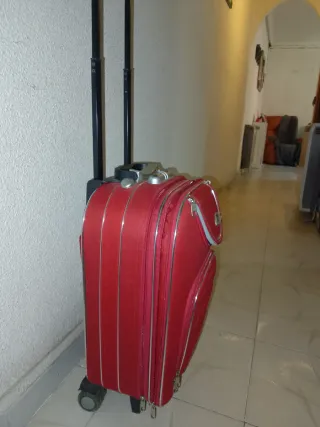 Maleta de viaje roja con ruedas