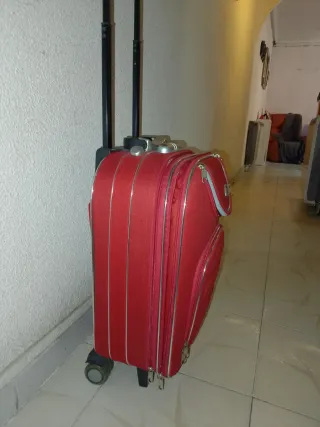 Maleta de viaje roja con ruedas