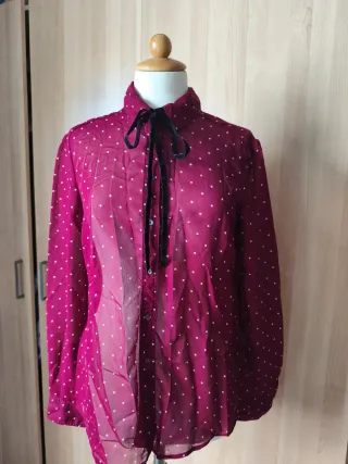 Blusa burdeos con lunares blancos