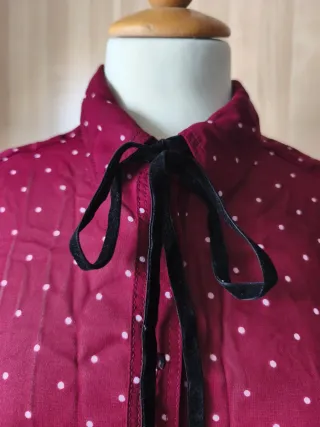 Blusa burdeos con lunares blancos