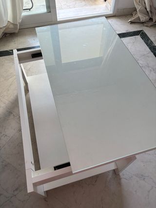 Mesa de centro blanca con cristal