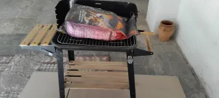 Barbacoa de carbón con mesa lateral