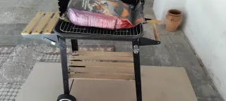 Barbacoa de carbón con mesa lateral