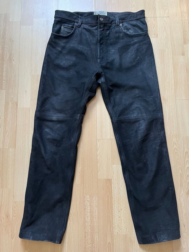 Pantalón de cuero negro