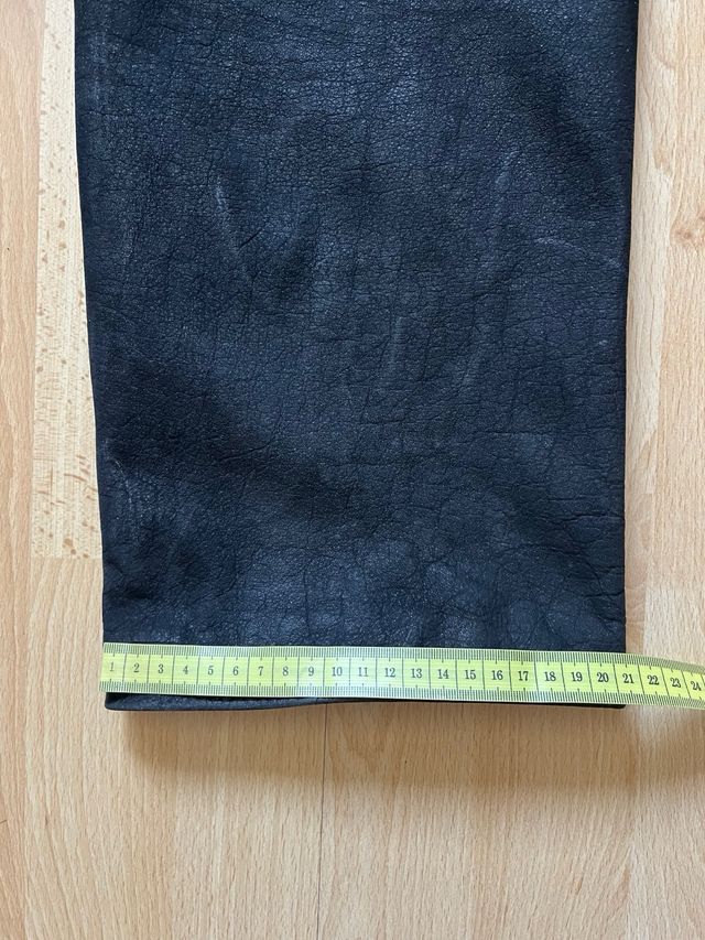 Pantalón de cuero negro