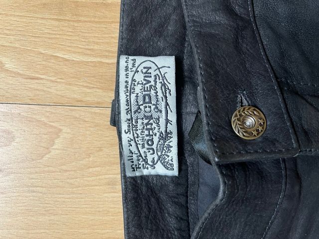 Pantalón de cuero negro