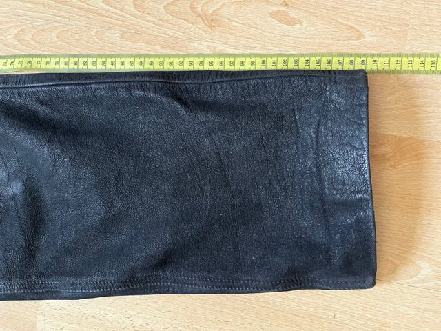 Pantalón de cuero negro