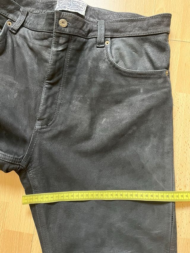 Pantalón de cuero negro