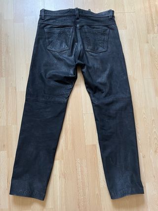 Pantalón de cuero negro