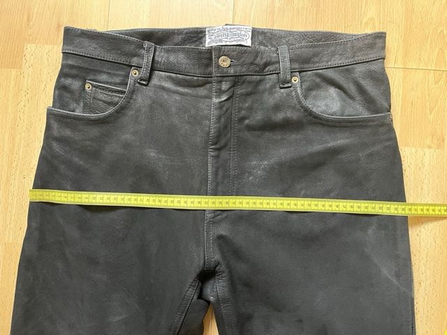 Pantalón de cuero negro