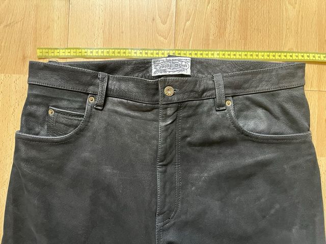 Pantalón de cuero negro