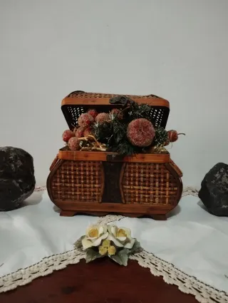 Bauletto decorativo in vimini e legno