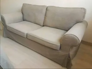 Sofá de tela beige y gris