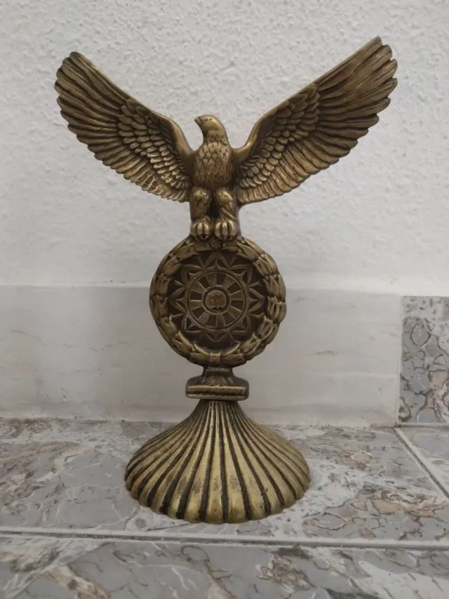 Scultura in bronzo o simile aquila e simbolo