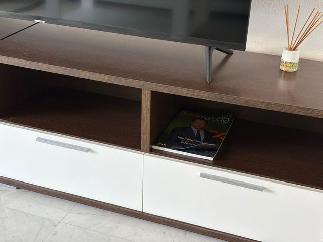 Mueble salón combinado madera y blanco
