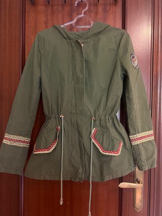 Abrigo verde con capucha y cordones