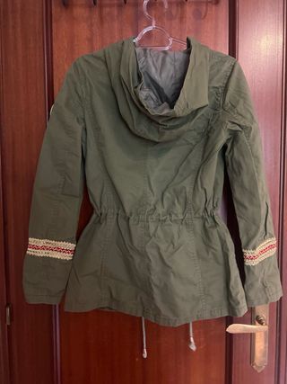 Abrigo verde con capucha y cordones