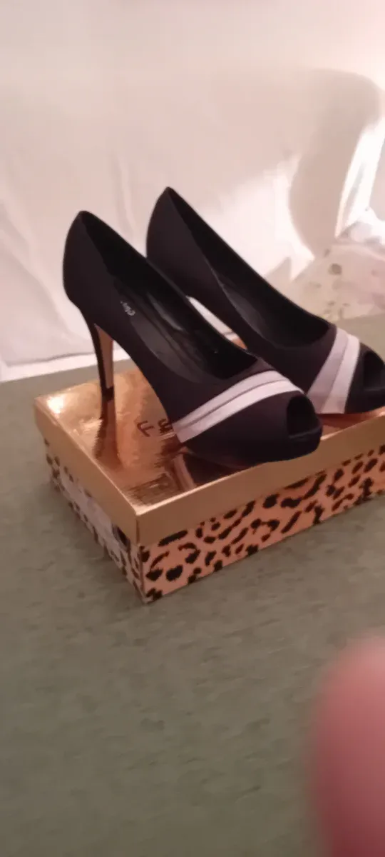 Zapatos de tacón peep toe negros y blancos