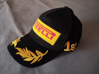 Gorra Pirelli Negra con Detalles Dorados