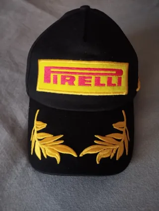 Gorra Pirelli Negra con Detalles Dorados