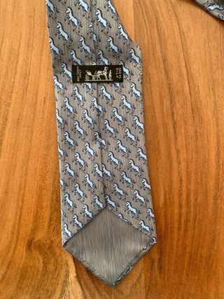 Corbata de seda Hermes con unicornios