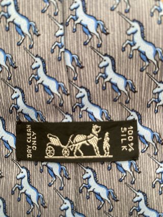 Corbata de seda Hermes con unicornios