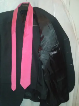 Traje chaqueta negro con corbata rosa