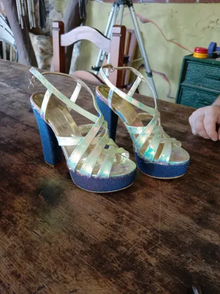 Zapatos de fiesta azules y plateados