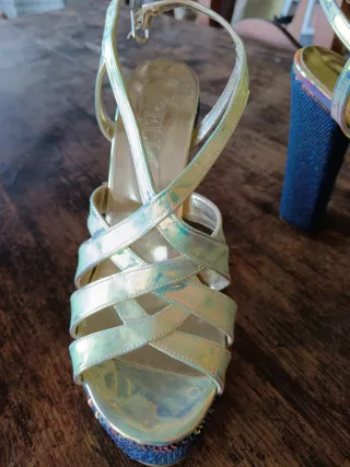 Zapatos de fiesta azules y plateados