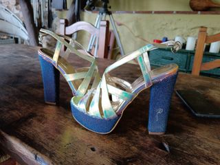 Zapatos de fiesta azules y plateados