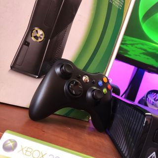 Consola Xbox 360 Slim Negra + 4 Juegos
