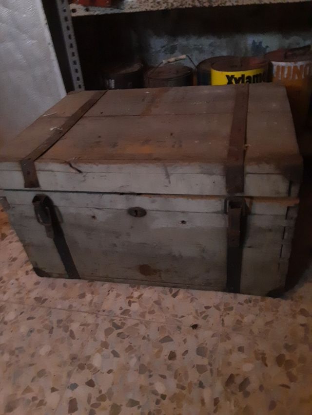 Caja de madera y metal gris
