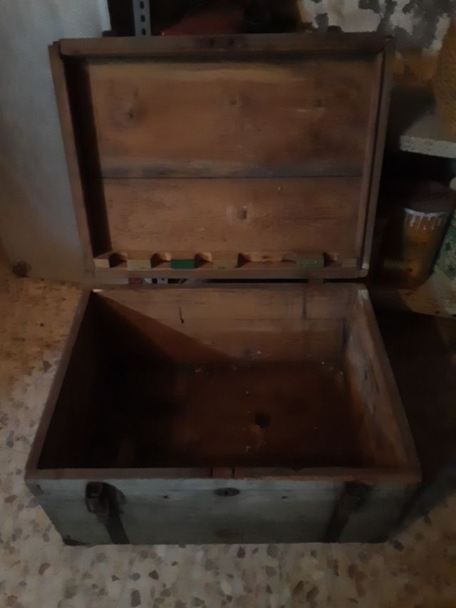 Caja de madera y metal gris