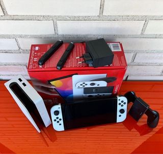 Nintendo Switch OLED bianco e nero