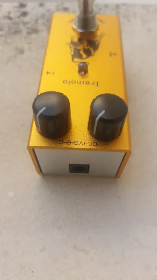 Minipedal Guitarra Tremolo Dorado